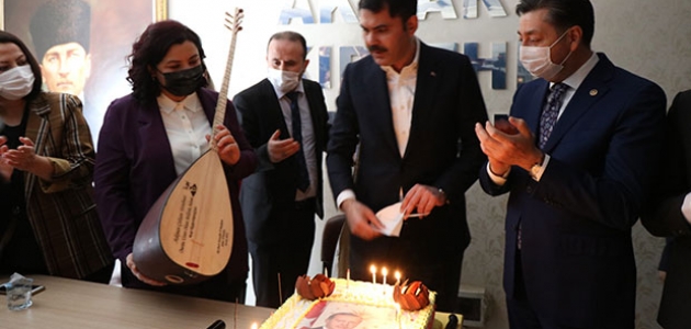 Bakan Kurum Cumhurbaşkanı Erdoğan'ın fotoğrafının olduğu pastayı kesti 