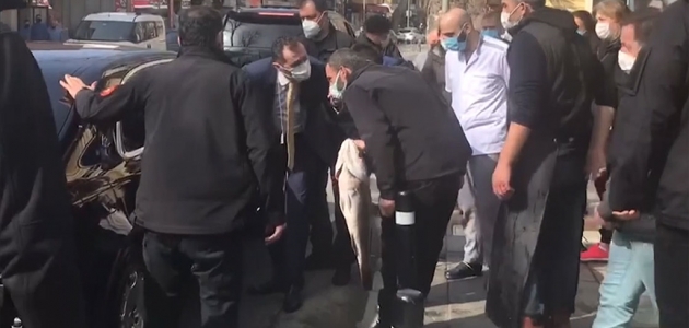Cumhurbaşkanı Erdoğan Çengelköy’deki bir balıkçıdan alışveriş yaptı