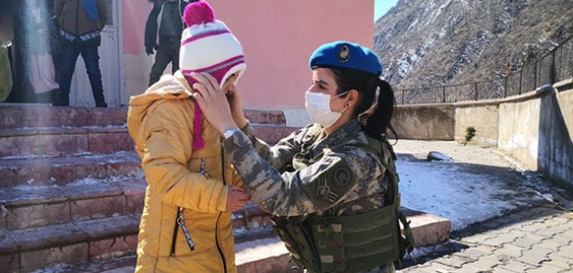 TSK'dan Şemdinli'deki çocuklara yardım eli