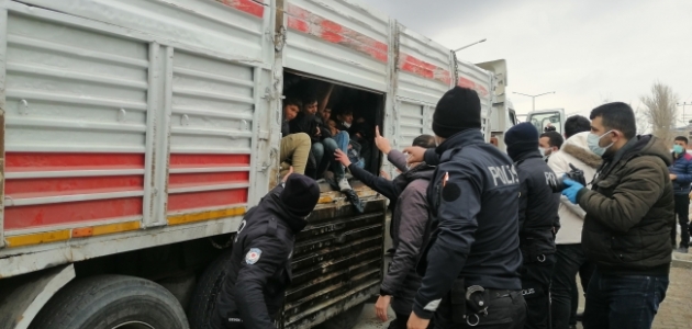 Kazaya karışan kamyondan 114 düzensiz göçmen çıktı
