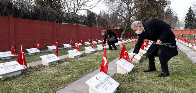 Bakan Akar, Bükreş Türk Şehitliği’ni ziyaret etti