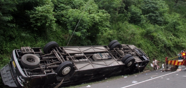 Endonezya’da otobüs vadiye uçtu: 27 ölü, 39 yaralı