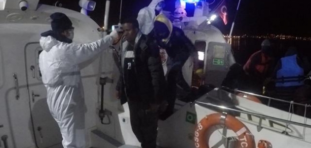 Yunanistan’ın Türk kara sularına ittiği 35 göçmen kurtarıldı