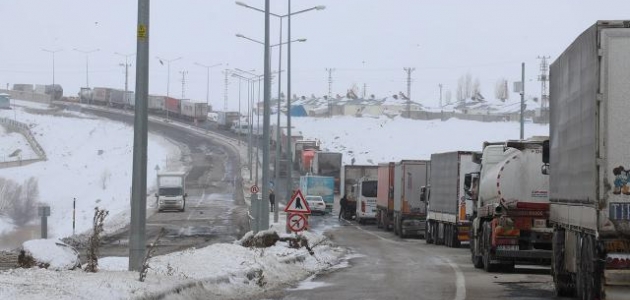 Ağrı-İran kara yolu yoğun tipi nedeniyle ulaşıma kapandı