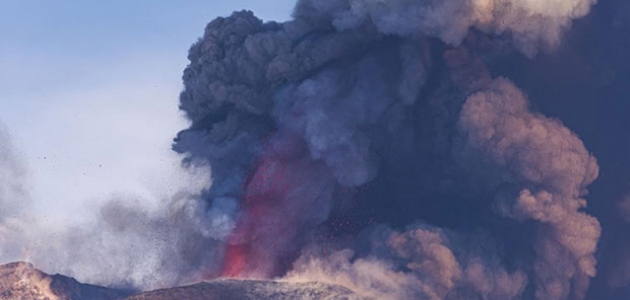 İtalya’da Etna Yanardağı lav püskürtmeye devam ediyor