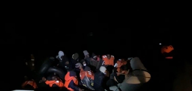 Fırtınada lastik botla sürüklenen 34 sığınmacı kurtarıldı