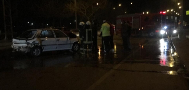 Konya’da iki otomobil çarpıştı, araçlardan biri alev aldı