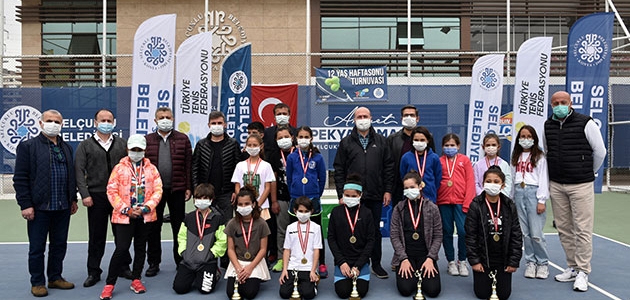 ‘12 Yaş Tenis Turnuvası’nda Ödül Töreni Heyecanı