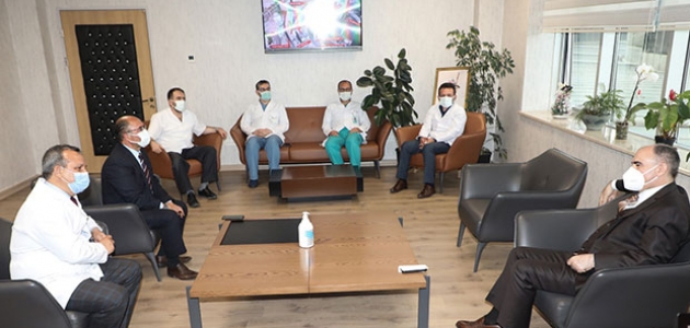 Vali Özkan, pandemi hastanelerinde incelemelerde bulundu