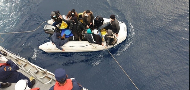 Türk kara sularına itilen 11 düzensiz göçmen kurtarıldı