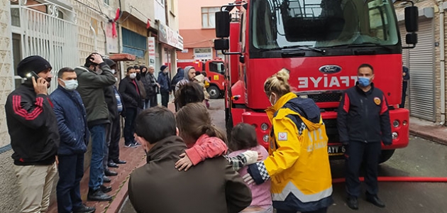 Konya'da 3 katlı binada yangın! 8'i aynı aileden 10 kişi hastaneye kaldırıldı   
