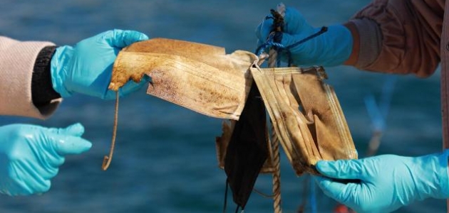 Maske ve eldivenler denizlerin yeni kirlilik kaynağı oldu 