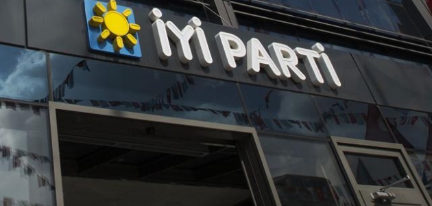 İYİ Parti Adana teşkilatlarından 29 kişi istifa etti