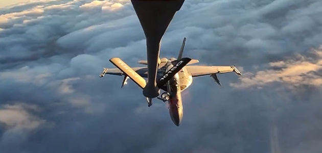ABD’ye ait F-18 savaş uçağına yakıt ikmali 