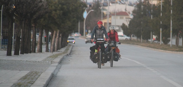 Bisikletle dünya turuna çıkan İngiliz çift, Konya’da mola verdi