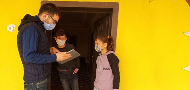 Fedakar öğretmen kapı kapı dolaşarak öğrencilere internet erişimi sağlıyor