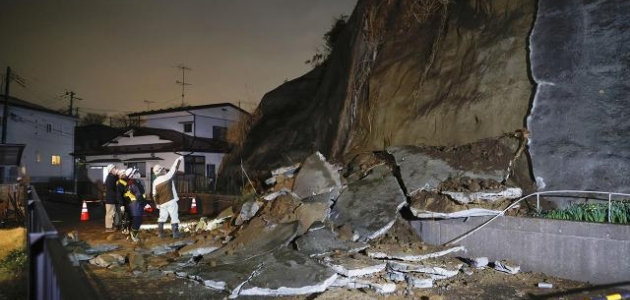 Japonya'da 6,9'luk depremde 9 kişi yaralandı 