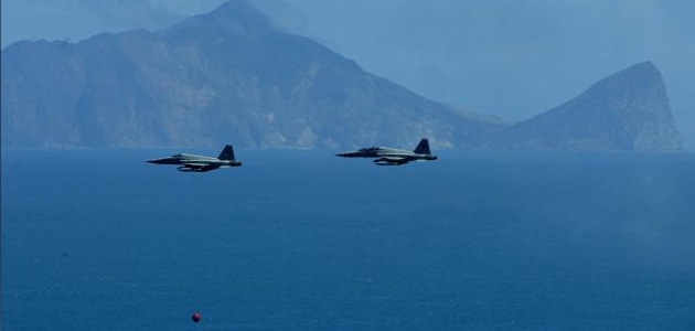 Tayvan’da iki savaş uçağı havada çarpışarak okyanusa düştü