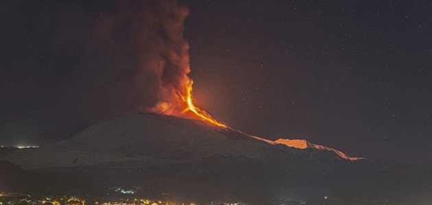 Etna Yanardağı lav ve kül püskürtmeye devam ediyor