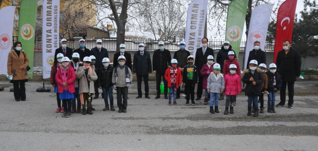 Akşehir’de öğrencilere 500 adet fidan dağıtıldı