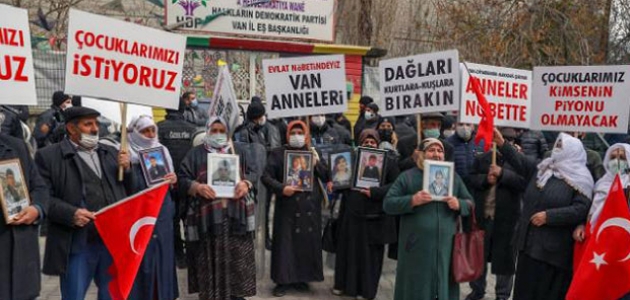 Vanlı anneler HDP binası önünde eylem yaptı: Çocuklarımızı istiyoruz