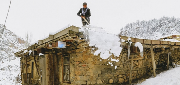 Konya'da toprak damlı evlerde kar kürüme mesaisi 