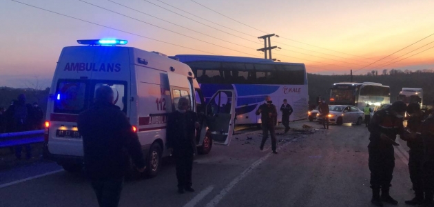 Düzce’de otobüs ile otomobil çarpıştı: 3 ölü, 11 yaralı