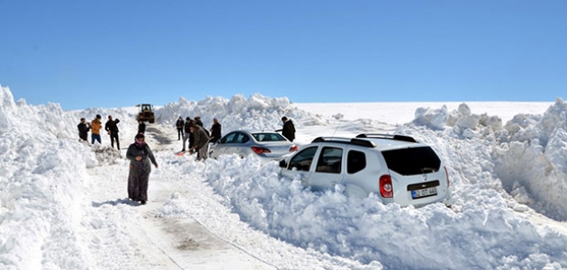  Kar ve tipi nedeniyle araçlarında mahsur kalan 45 kişi kurtarıldı