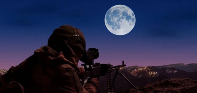 Mehmetçik, Çukurca'daki terörle mücadele harekatını 'süper ayın' ışığında gerçekleştirdi