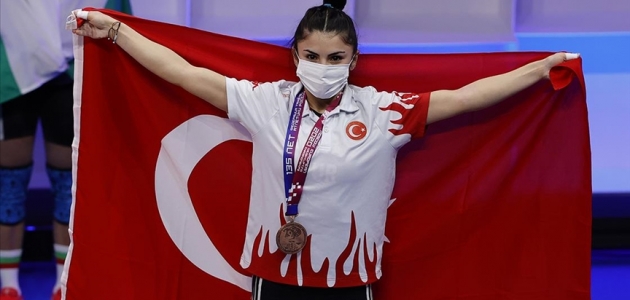 Milli halterci Melisa Güneş'ten 1 gümüş ve 2 bronz madalya