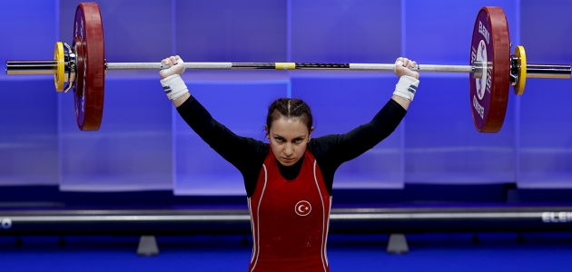 Milli halterci Şaziye Erdoğan'dan bronz madalya
