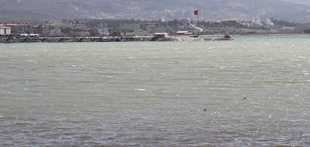 Beyşehir Gölü’nün yüzeyi çamur rengine dönüştü