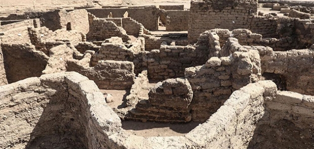  Mısır'da keşfedilen 3 bin yıllık antik kent dünyaya tanıtıldı
