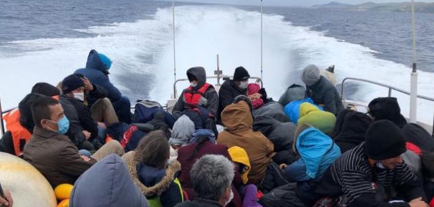 Türk kara sularına itilen 51 düzensiz göçmen kurtarıldı