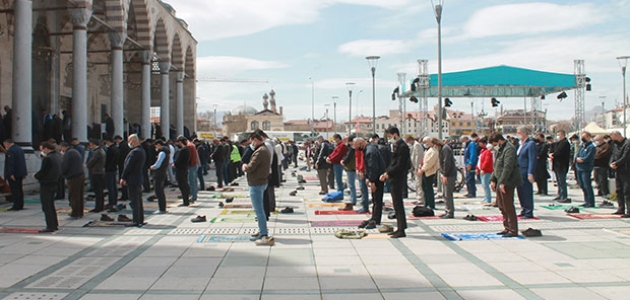Konya’da ramazan ayının ilk cuma namazı tedbirlerle kılındı