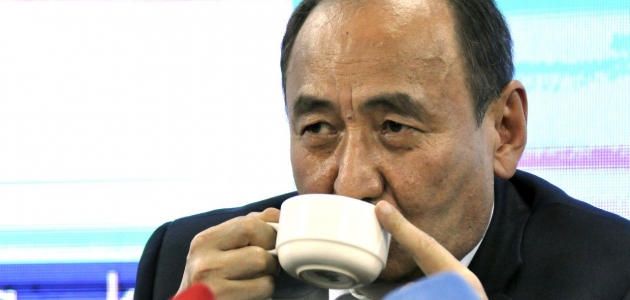 Kırgız Bakan koronavirüse karşı ’zehirli bitki çayı’ içti