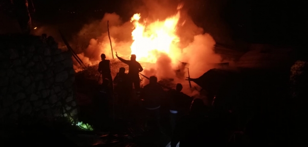 Karaman’da çıkan yangında 5 ev zarar gördü