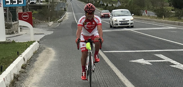 Kilometre pedal çevirdi, gittiği şehirlerde camilerde konakladı