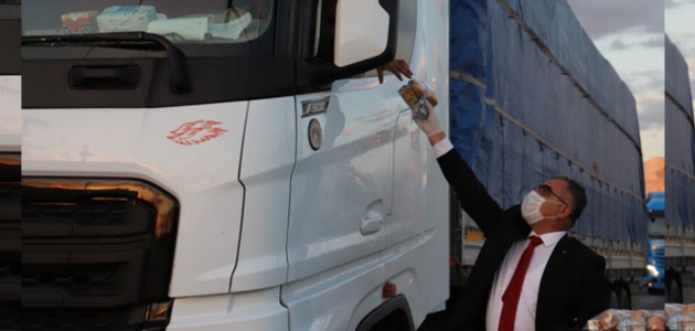  Ilgın'da kamyon sürücülerine iftar kumanyası dağıtılıyor