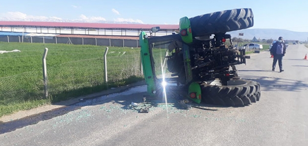  Devrilen traktörün sürücüsü yaralandı