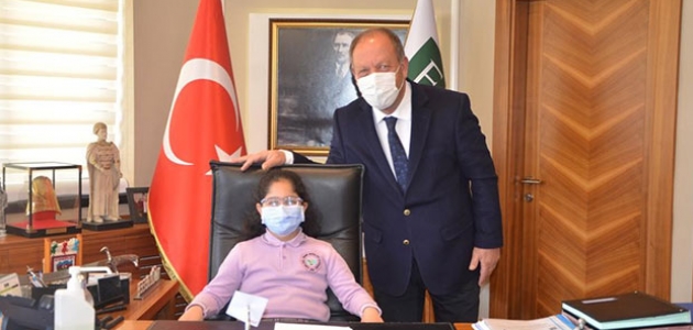 Başkan Oprukçu makamını minik Elif’e devretti