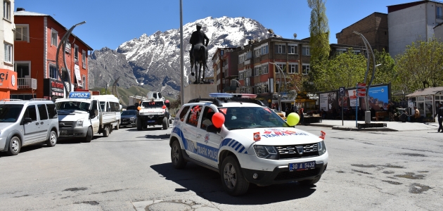Polis ekipleri süsledikleri araçlarla 23 Nisan’ı kutladı