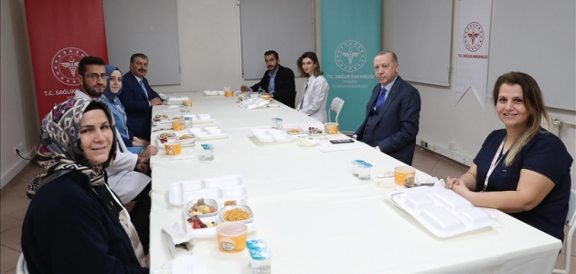 Cumhurbaşkanı Erdoğan sağlıkçılarla iftar yaptı