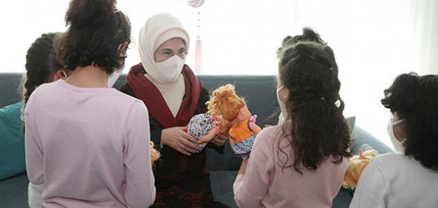 Emine Erdoğan'dan sevgi evindeki çocuklara ziyaret