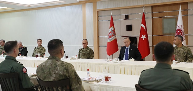 Cumhurbaşkanı Erdoğan, iftarda askerlerle bir araya geldi
