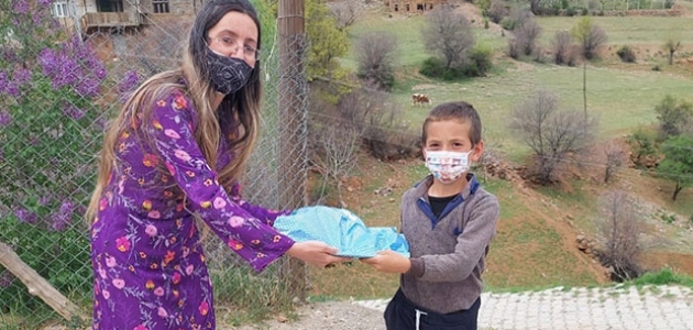 Deniz Kuvvetleri'nden minik öğrencilere hediye