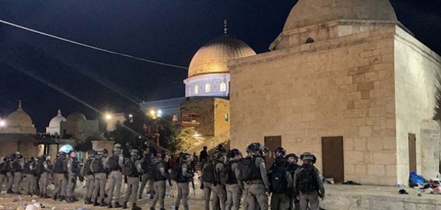 İsrail polisi Mescid-i Aksa’ya girerek cemaate saldırdı