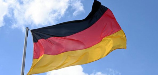 Almanya'da tepki çeken düzenleme: Başörtüsü yasağının önü açıldı
