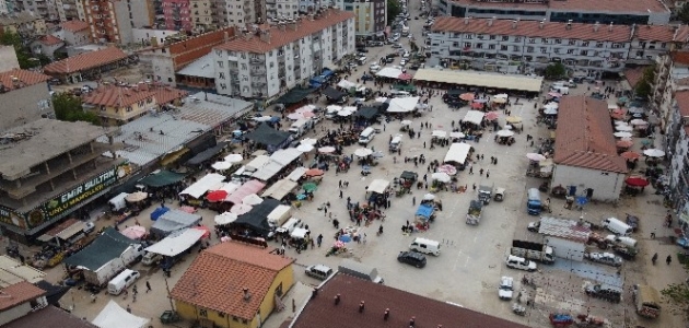 Beyşehir’de tam kapanma günü satıcılar tezgah açtı