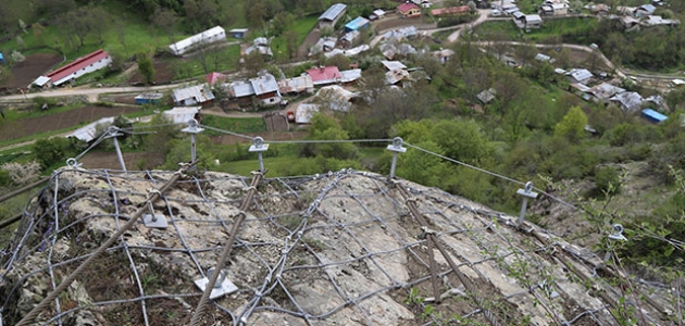 Köy, 350 tonluk kayadan çelik halatla korunuyor